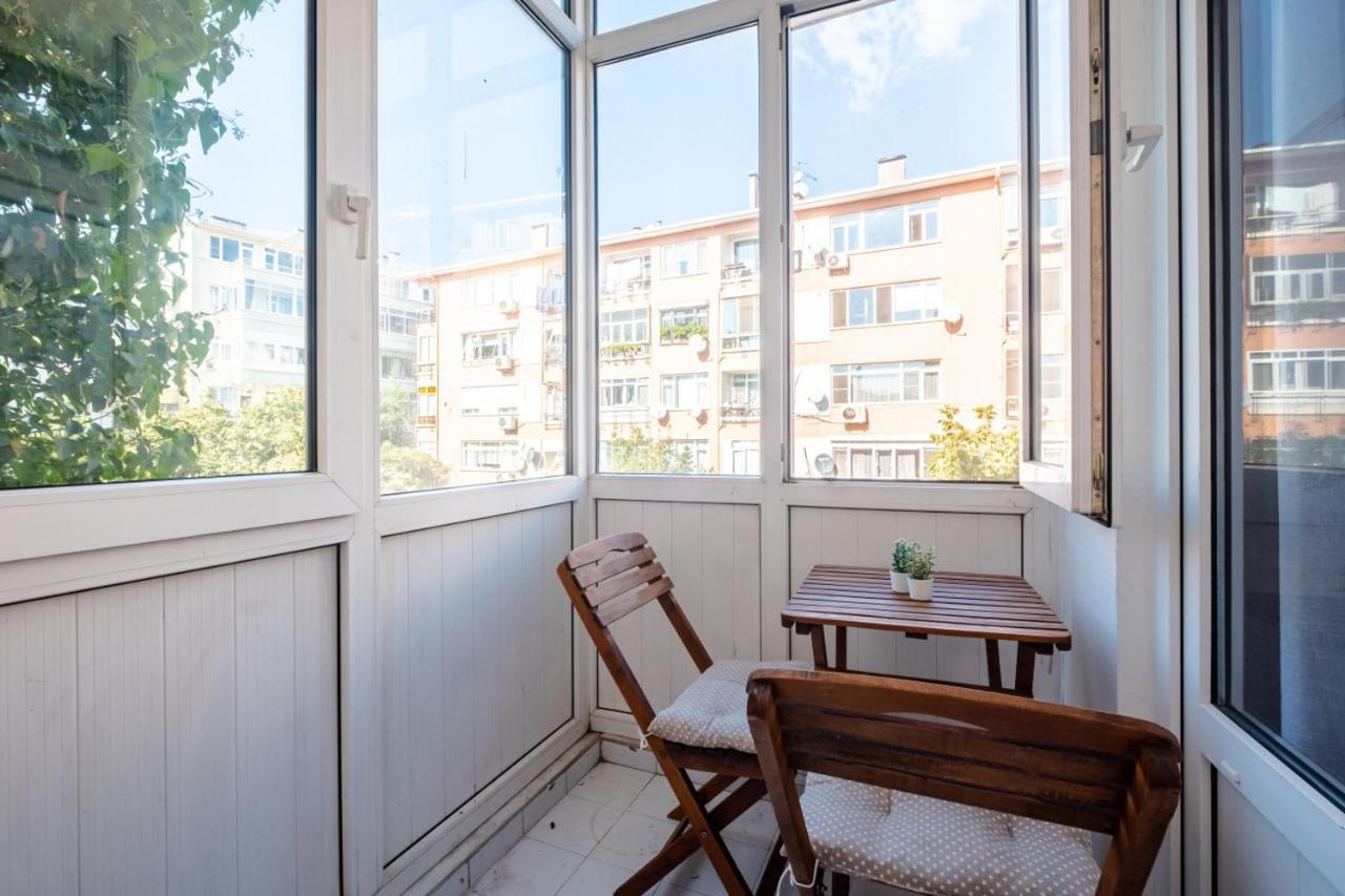 Chic Flat With Balcony Near Moda Shore Estambul Exterior foto